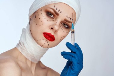 Kırmızı dudaklı kadın estetik ameliyat çıplak omuzlar izole edilmiş arka plan