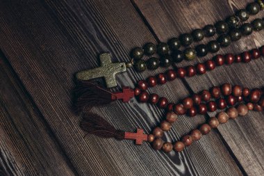 Ortodoks haçı olan boncuklar ahşap arka plan katolik Hıristiyanlığı