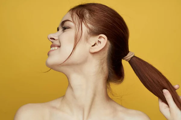 Vrouw met blote schouders schone huid kapsel poseren gele achtergrond — Stockfoto