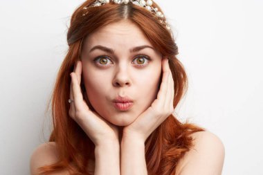 Kadın çıplak omuzlar, kızıl saç makyaj, büyüleyici gülümseme modeli.