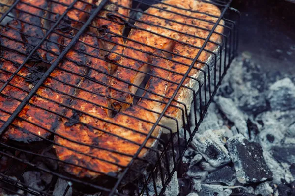 Cocinar pescado al aire libre barbacoa primer plano harina de carbón —  Fotos de Stock