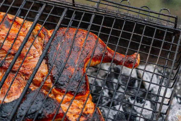 Frango grelhado cozinhar ao ar livre carvão grill natureza — Fotografia de Stock