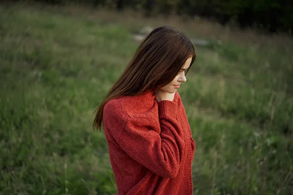 Frau im roten Pullover cool Natur — Stockfoto