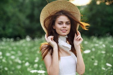 Neşeli ve çekici bir kadın. Yaz tatili.