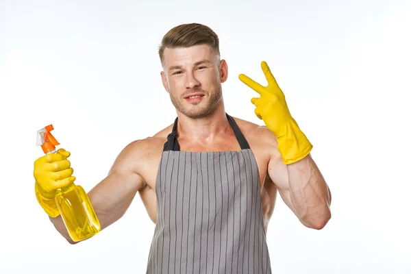 Opgepompt man in een schort met rubberen handschoenen wasmiddelen — Stockfoto