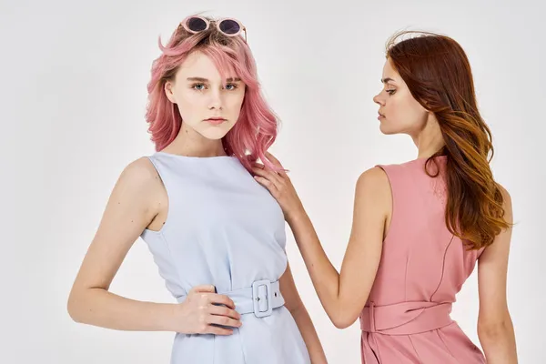 Две модные девушки, позирующие стильной одеждой роскошные модели — стоковое фото