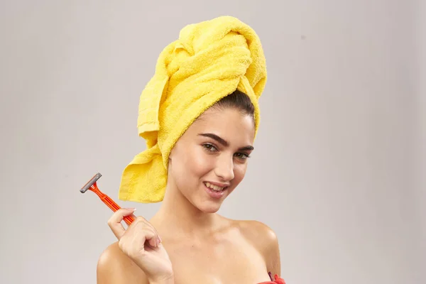Bela mulher nua ombros limpo pele barbear chuveiro — Fotografia de Stock
