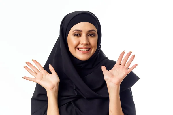 Muslimische Frau mit schwarzem Hijab beschenkt Urlaub in Großaufnahme — Stockfoto