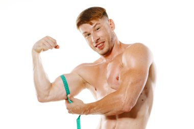 Atletik adam, mezura kas egzersizi yapıyor.