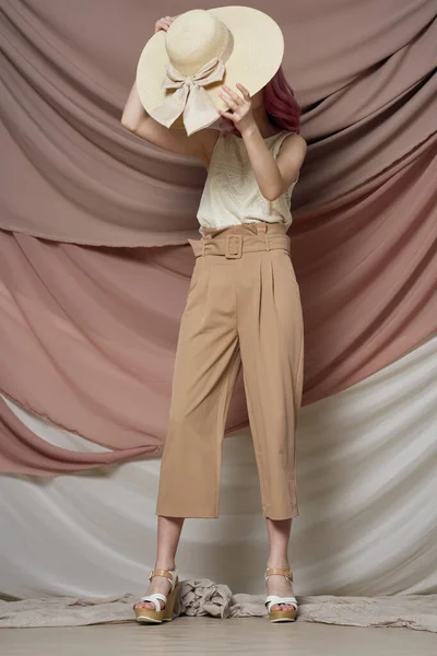 Gyönyörű nő nyári ruhák vonzó megjelenés pózol modell — Stock Fotó