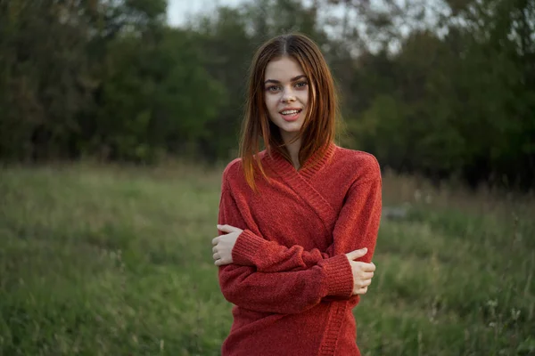 Woman red sweater cool air nature romance — Stock Photo, Image