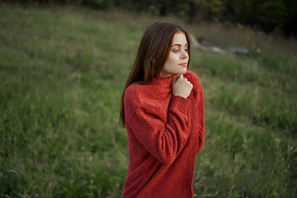 Γυναίκα σε εξωτερικούς χώρους σε ένα κόκκινο πουλόβερ δροσερό φύση — Φωτογραφία Αρχείου