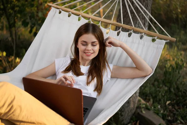 Kobieta pracuje na laptopie w przyrodzie hamak freelance — Zdjęcie stockowe