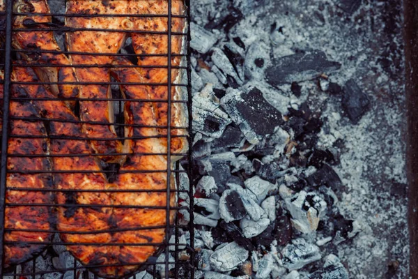 Cocinar pescado al aire libre barbacoa primer plano harina de carbón — Foto de Stock