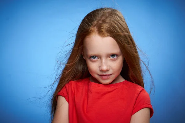 Alegre lindo pelirrojo chica infancia azul fondo —  Fotos de Stock