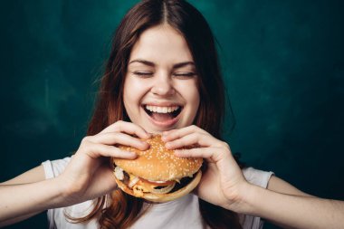 Hamburger yiyen neşeli kadın yakın plan yaşam tarzı
