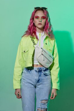 Neşeli kadın, parlak makyaj, afiş tarzı kıyafetler.