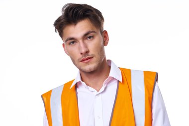 Turuncu şapkalı adam inşaat işinde çalışıyor.