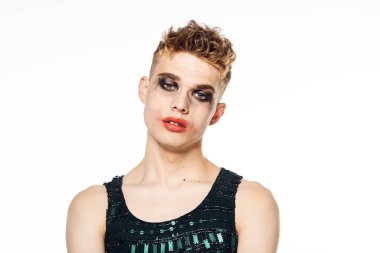 Kozmetik elbiseli transseksüel kadın lgbt topluluğuna poz veriyor.