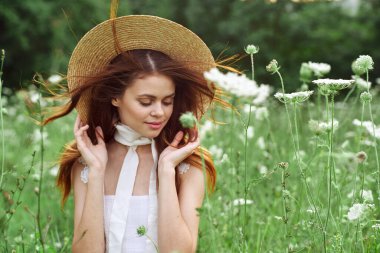 Çiçek tarlasında şapkalı kadın doğa özgürlüğü.