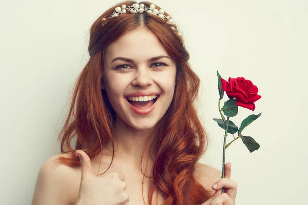 Atractiva mujer con rosa flor maquillaje romance modelo — Foto de Stock
