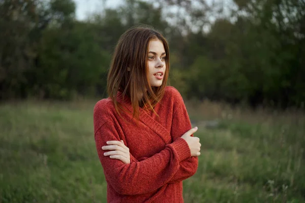 Женщины красный свитер прохладный воздух романтика природы — стоковое фото