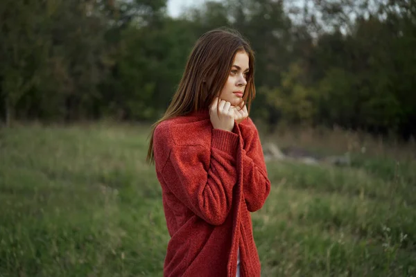 Γυναίκα σε εξωτερικούς χώρους σε ένα κόκκινο πουλόβερ δροσερό φύση — Φωτογραφία Αρχείου
