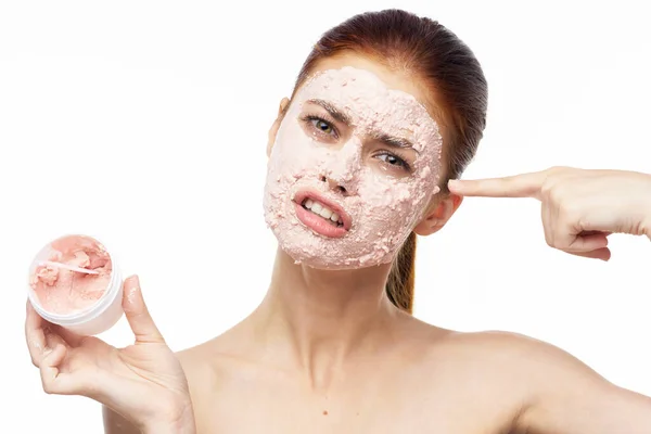 Эмоциональная женщина крем для лица маска голые плечи здоровье — стоковое фото