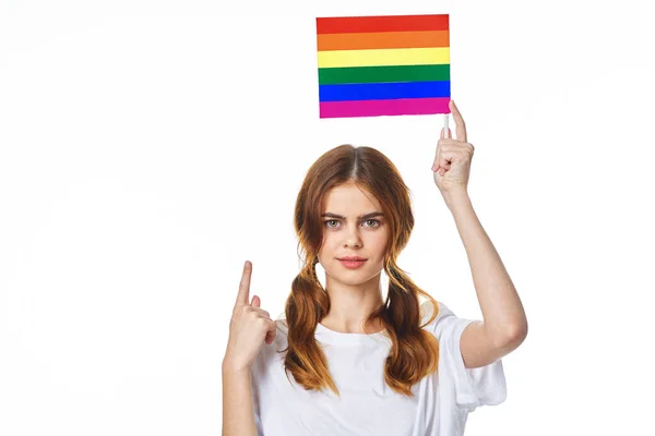 Chica en blanco camiseta lgbt bandera transgénero posando fondo claro —  Fotos de Stock
