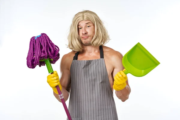 Homem musculado em mulheres Wig esfregão limpeza trabalhos domésticos — Fotografia de Stock