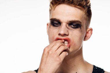 Erkek transseksüel kadın makyaj stüdyosu pozu