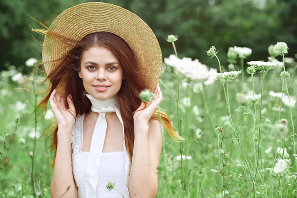 Çiçek tarlasında şapkalı kadın doğa özgürlüğü. — Stok fotoğraf