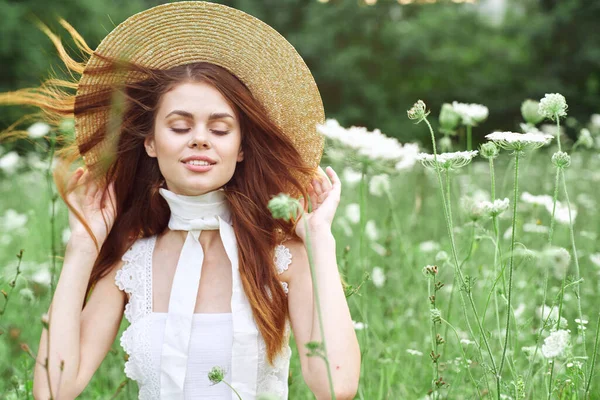 Žena s kloboukem na poli květin příroda svoboda — Stock fotografie