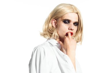 Kadın elbiseli erkek biseksüel pozu veren peruk makyajı.