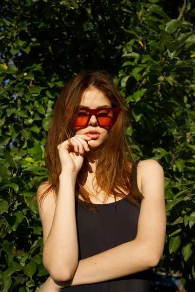 Mulher de fato de banho preto óculos de sol natureza verão posando — Fotografia de Stock