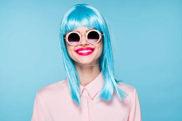Piękna kobieta w niebieskich perukach okulary Glamor mody — Zdjęcie stockowe
