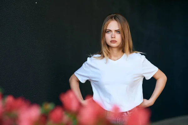 Bonita mujer al aire libre caminar aire libre estilo de vida — Foto de Stock