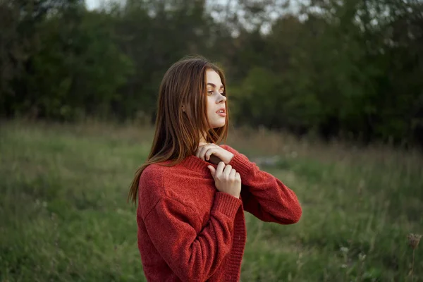 Mujer en un suéter rojo al aire libre en una caminata de campo —  Fotos de Stock