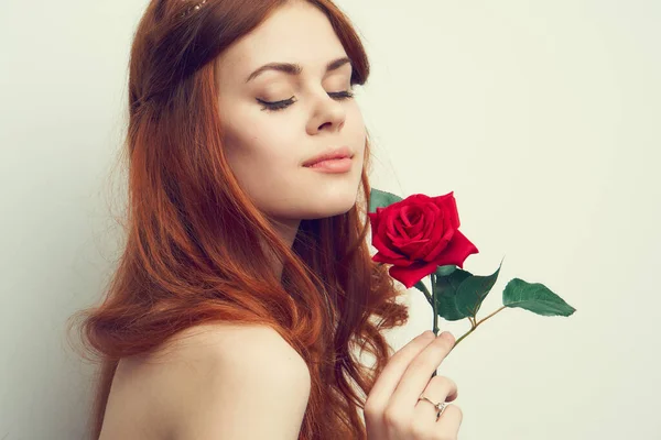 Fröhliche Frau Mode Frisur Rose Blume Charme Romantik — Stockfoto