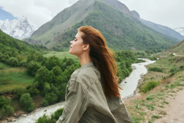 Mulher caminhante montanhas paisagem viagens ar fresco — Fotografia de Stock
