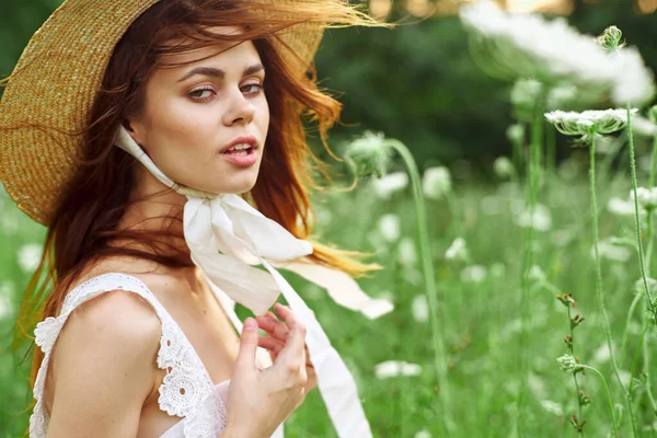 Vacker kvinna med hatt natur fält blommor frisk luft — Stockfoto