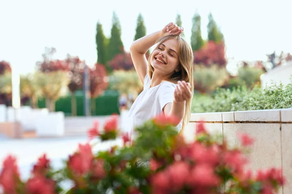 Ładna kobieta pozowanie styl życia ulica spacer zabawa — Zdjęcie stockowe