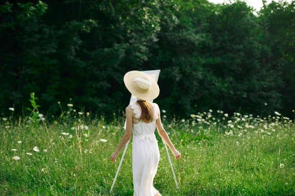 白いドレスを着た可愛い女性｜イーゼルアート — ストック写真