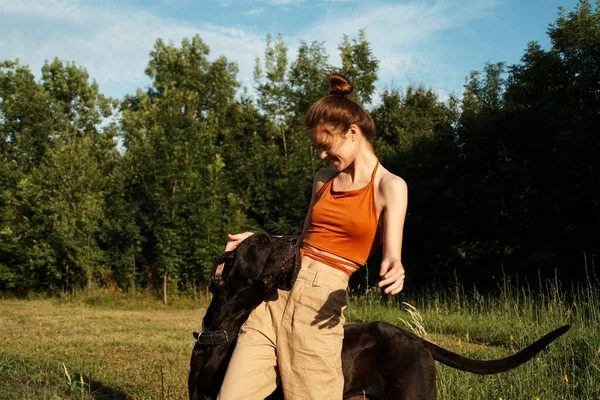 Köpeği ve eğlenceli doğası olan neşeli bir kadın.