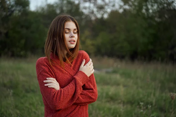 Frau roter Pullover kühle Luft Natur Romantik — Stockfoto