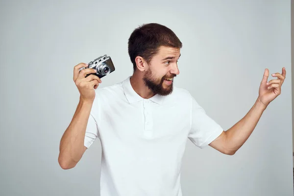 Homem barbudo câmera profissional tecnologia luz fundo — Fotografia de Stock