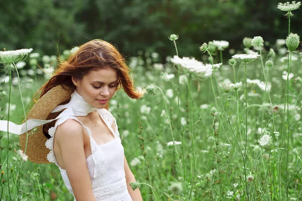 Bella donna in abito bianco in un campo fiori natura — Foto Stock