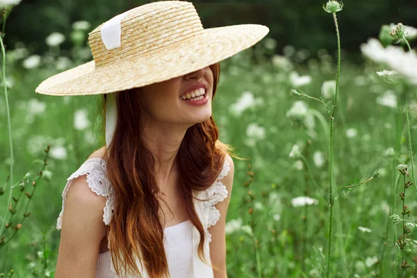 陽気女性自然花ポーズフリーファッション — ストック写真