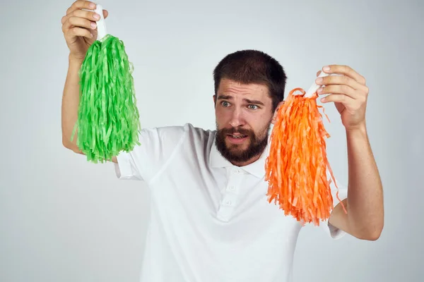 Hombre en blanco camiseta multicolor entretenimiento vacaciones diversión —  Fotos de Stock