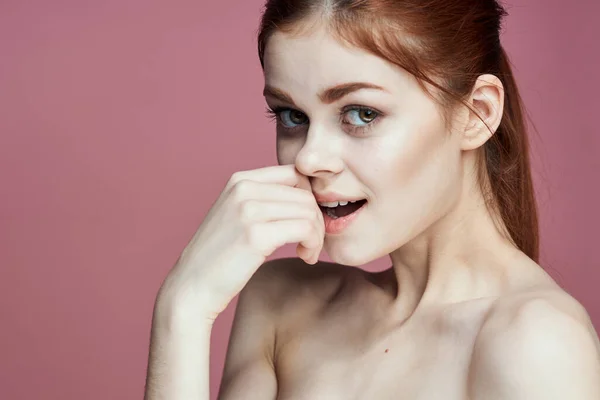 Женщина с голыми плечами очарование косметики розовый фон позируя — стоковое фото
